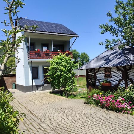 "У Пасічника" Котедж Для Сім'Ї Yaremche Exterior foto